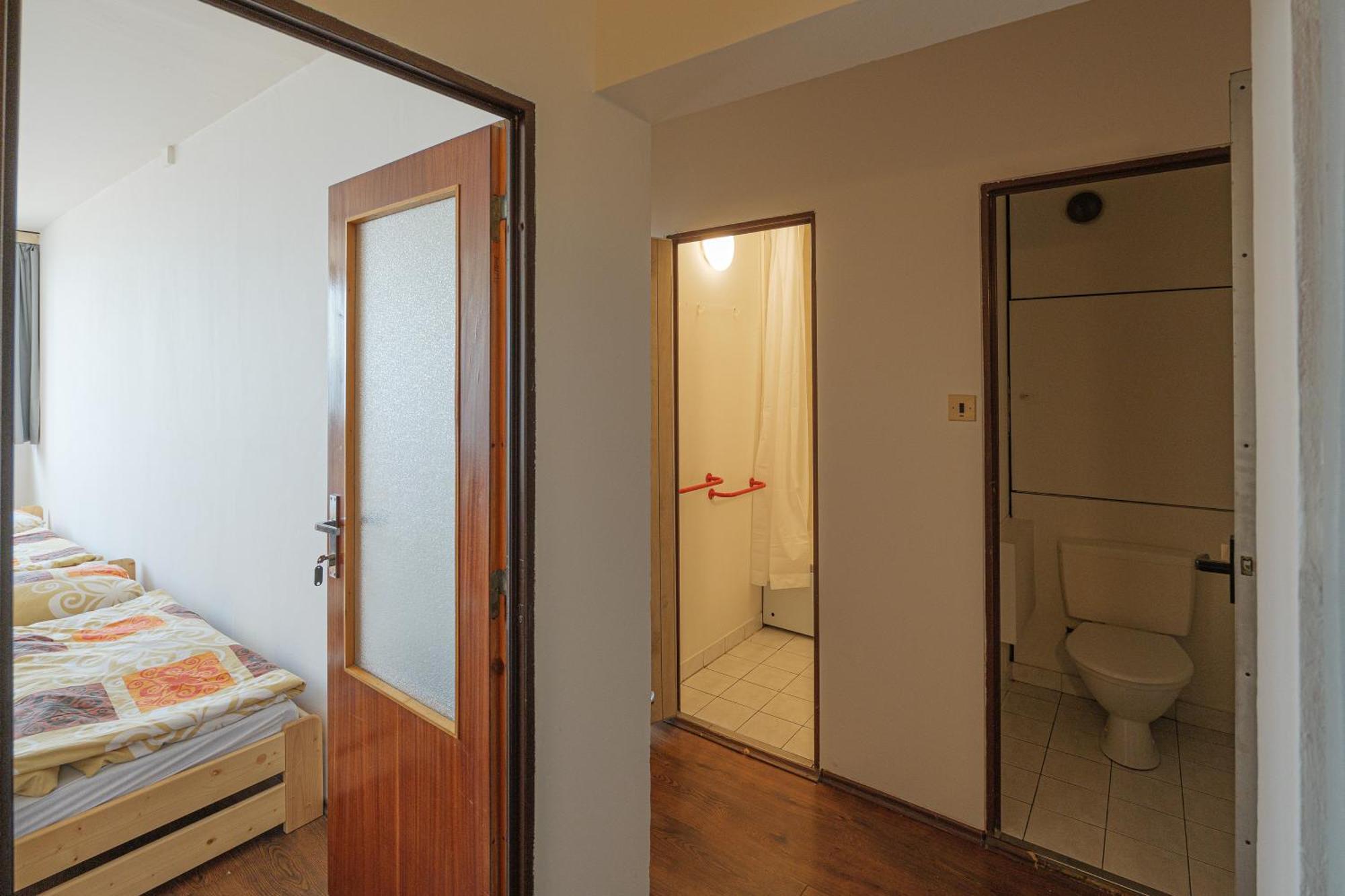 Albergue Tvm Tower Modrany Praga Exterior foto